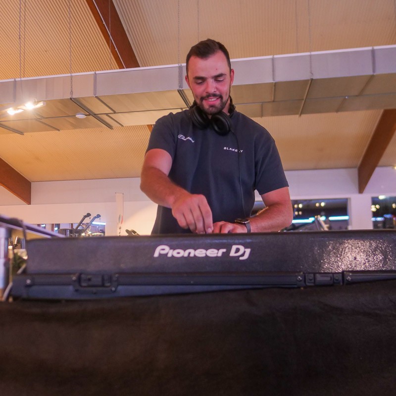 DJ Tom am Mischpult bei der DJ-Night im SportBalance